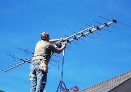 antenista repara antena tv